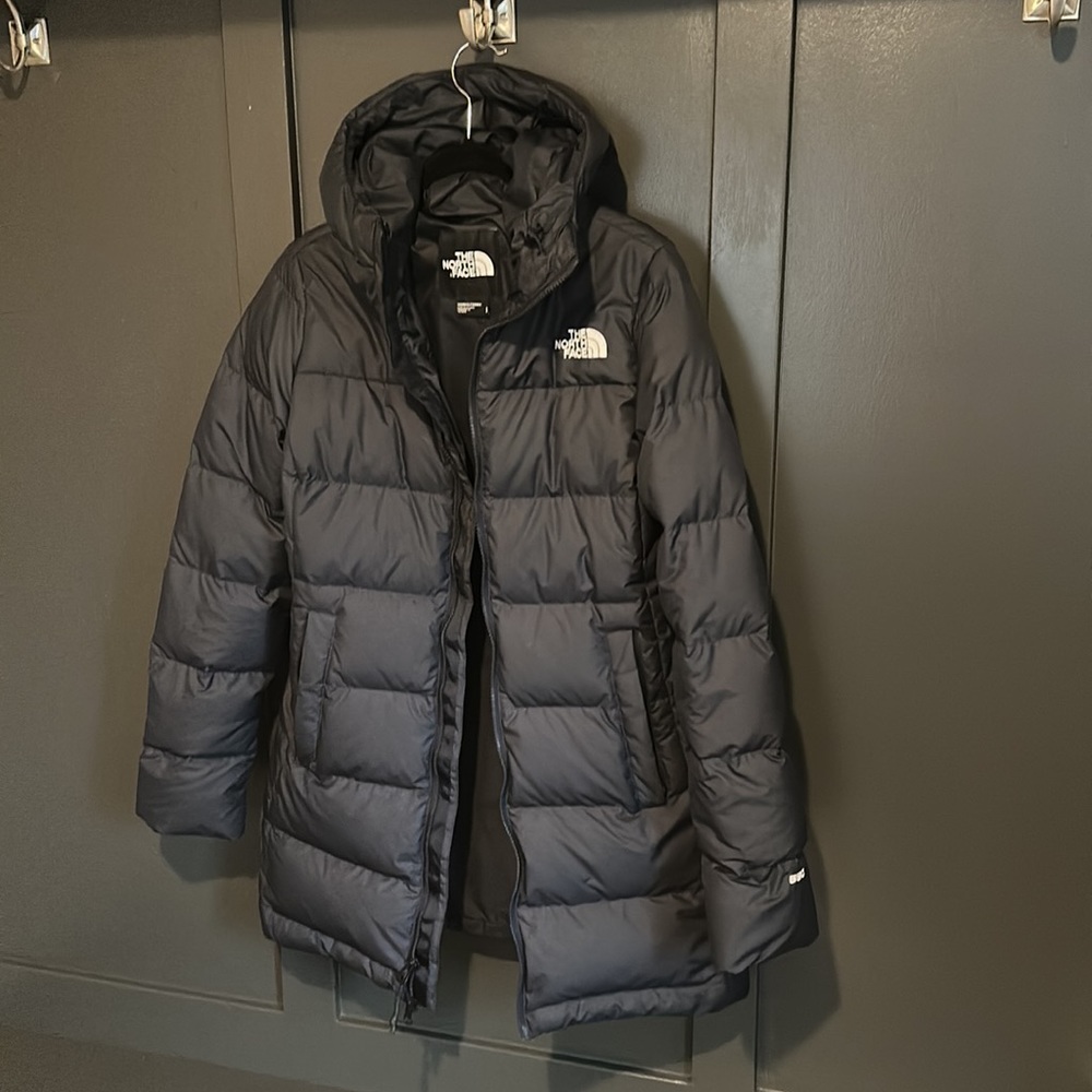 LIKE NEW WOMEN’S NAVY NORTH FACE METROPOLIS PARKA 🥶❄️
